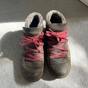 Merrell select grip women’s winter boots! Good used condition. Size 7.
